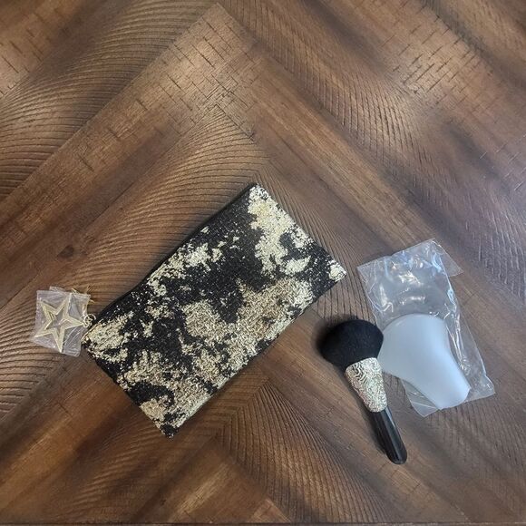 MAC Makeup Bag and Blush Brush New Black and Gold - Picture 1 of 3